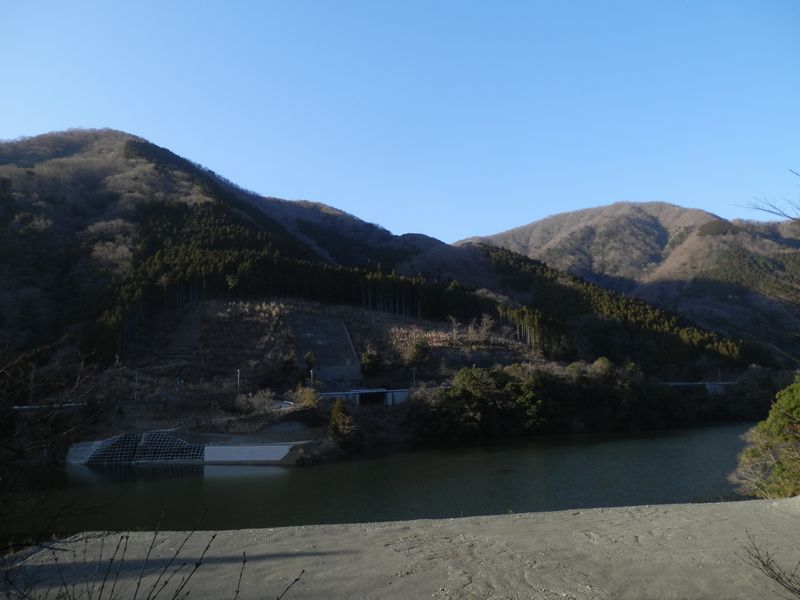 ミツバ岳（左）と権現山