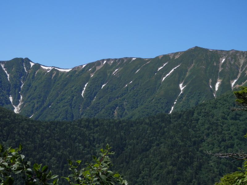 東天井岳と東天井岳を見上げる
