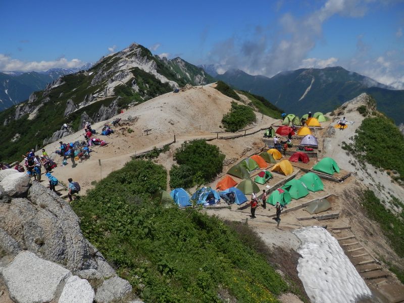 ３７のテントが張られた