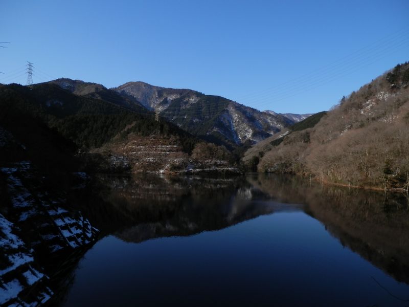 送電線が栂立尾根を越えている