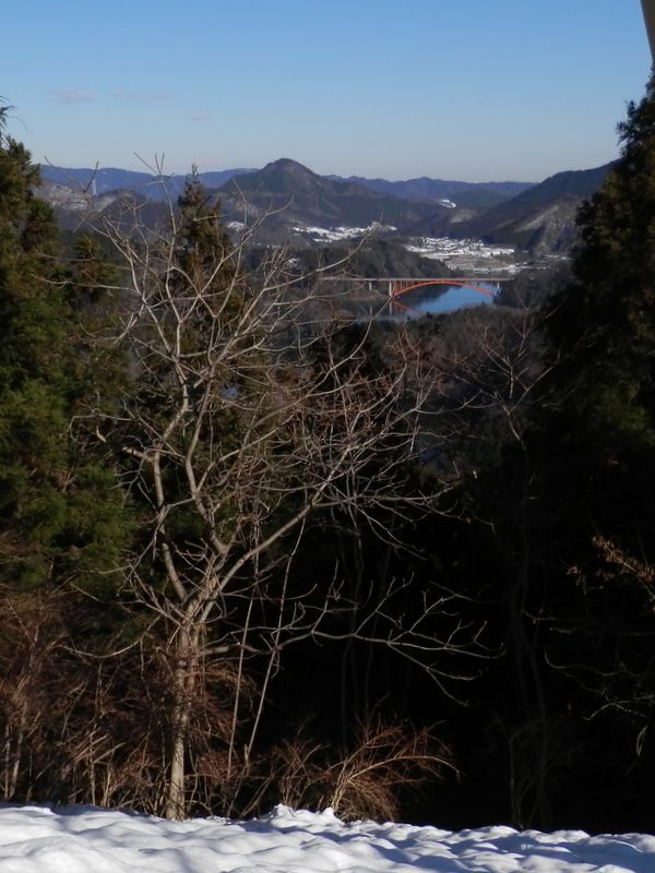 32号鉄塔の下より、虹の大橋と仙洞寺山を望む