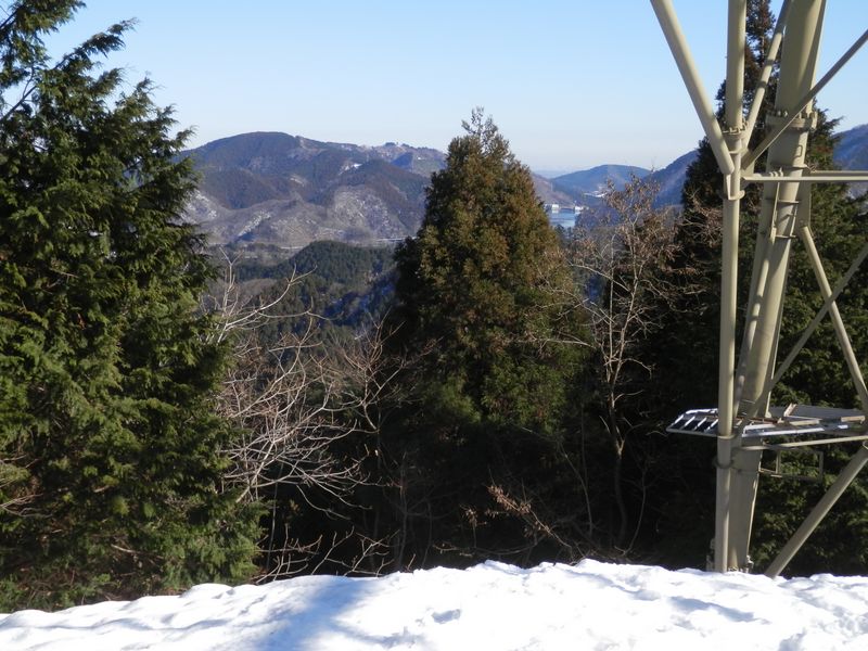 32号鉄塔より、南山と宮ヶ瀬ダムを望む