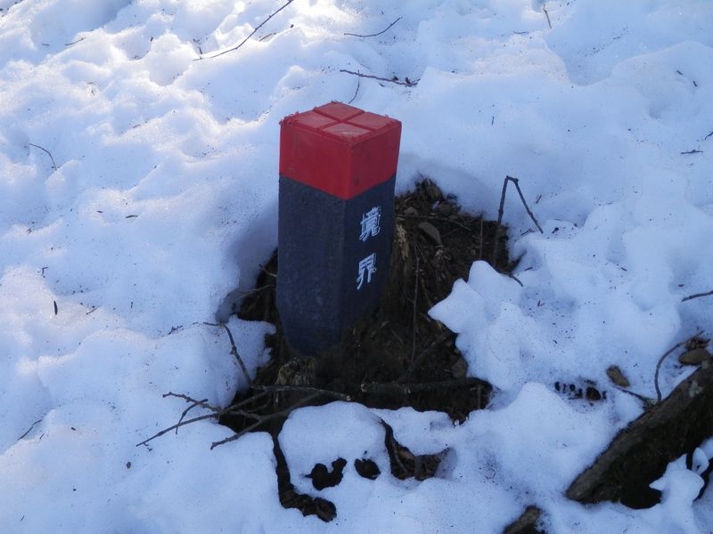 栂立尾根では、境界標が登山路の目印