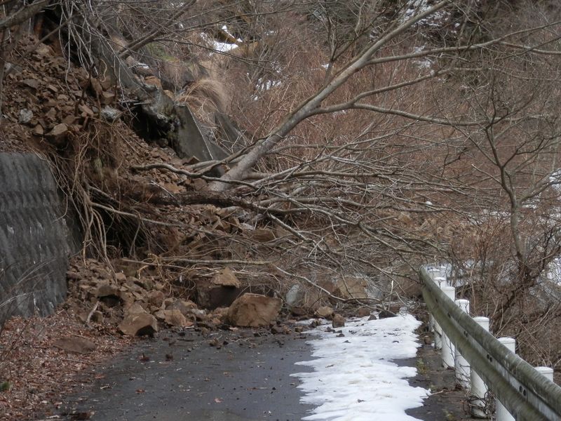 不安定な岩石の多い崩落地