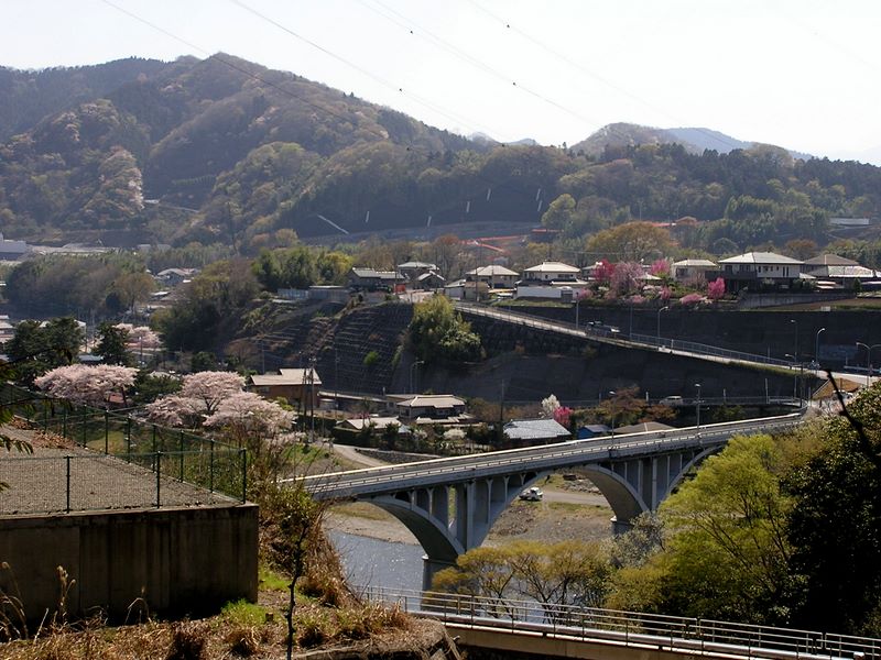 城山と津久井湖 -- 相模川と小倉橋が見えた