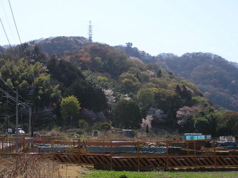 城山と津久井湖 -- 城山登山口から見た、じゅうべい山（左手前）と城山