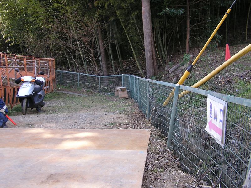 城山と津久井湖 -- 城山登山口は見落としそう