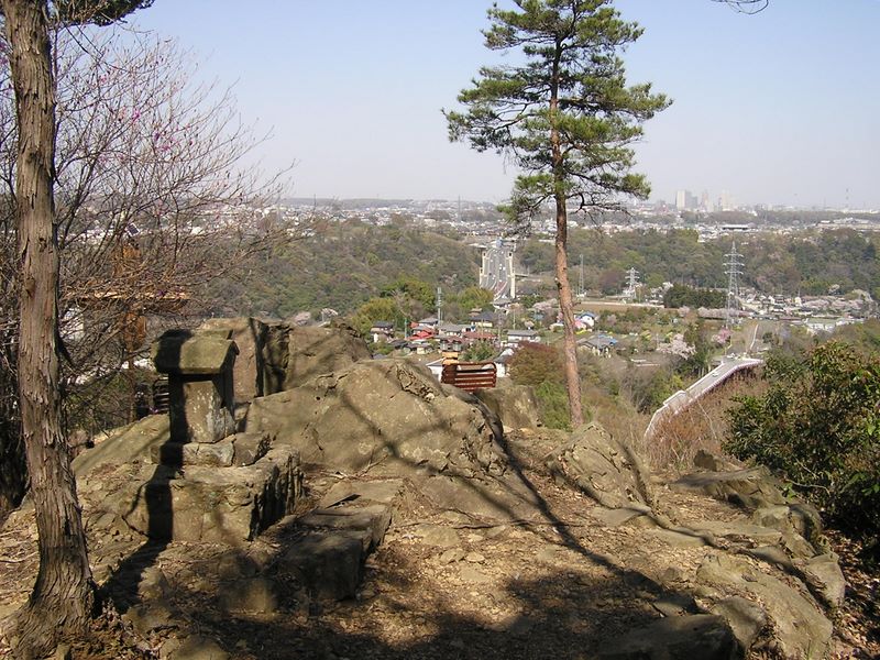 城山と津久井湖 -- じゅうべい山展望台で昼食