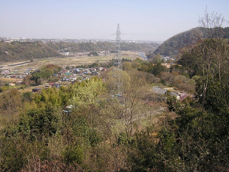 城山と津久井湖 -- じゅうべい山展望台より相模川下流方面を望む