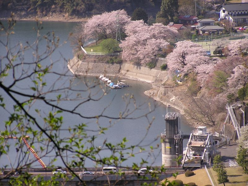 城山と津久井湖 -- 城山ダムと津久井湖