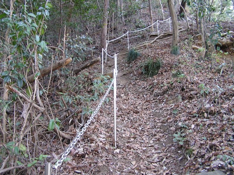 城山と津久井湖 -- 下りるときは滑りやすそうな急坂