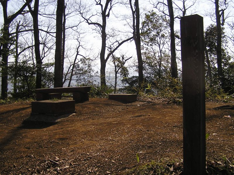 城山と津久井湖 -- 鷹射場に到着