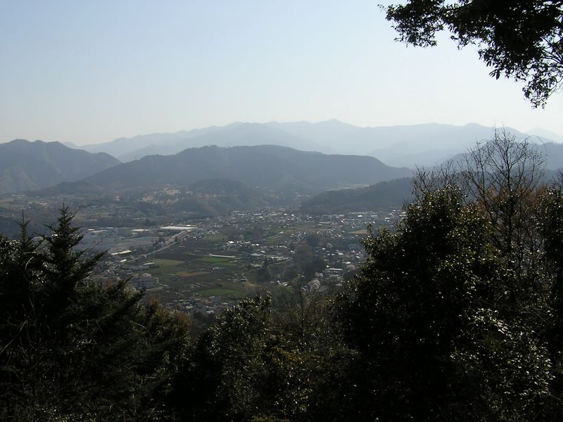 城山と津久井湖 -- 城山より丹沢山塊を望む