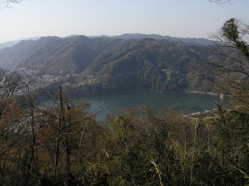 城山と津久井湖 -- 城山より望む奥高尾山稜と南高尾山稜