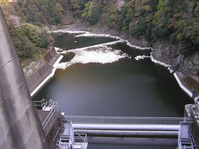 城山と津久井湖 -- 城山ダムから下を覗く