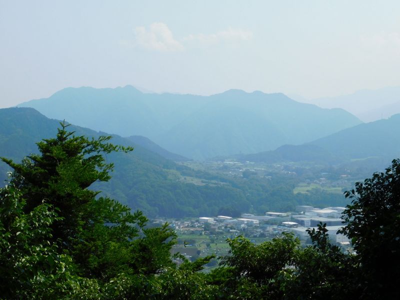 城山山頂より、仏果山と高取山