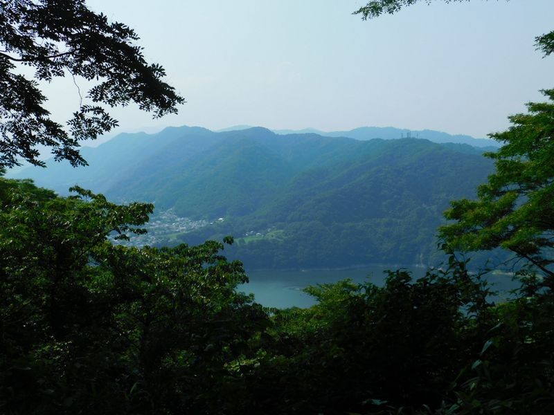 城山山頂より、南高尾山稜