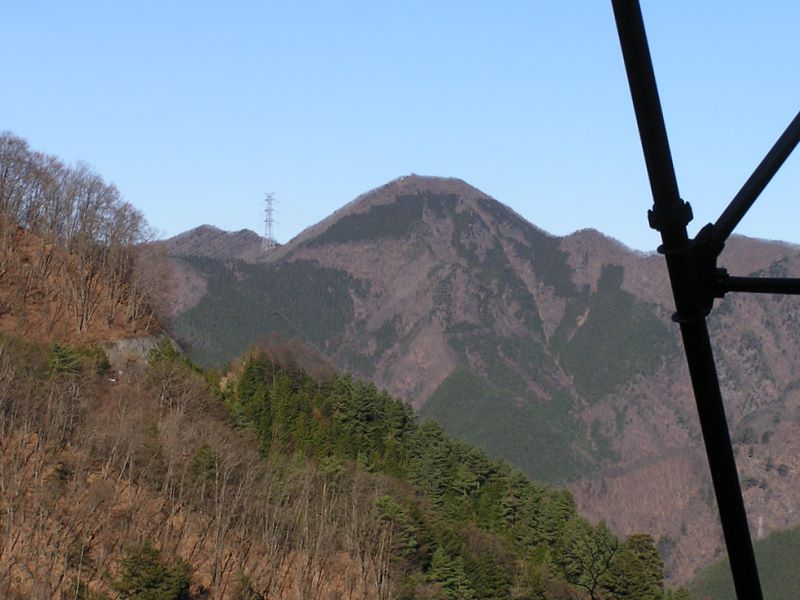 送電鉄塔の下から笹子雁ヶ腹摺山を望む