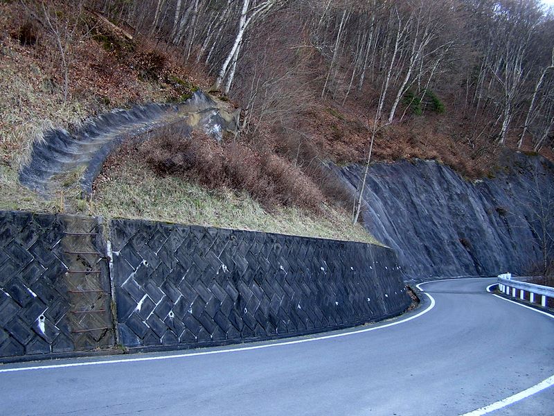 左の鉄はしごを昇る