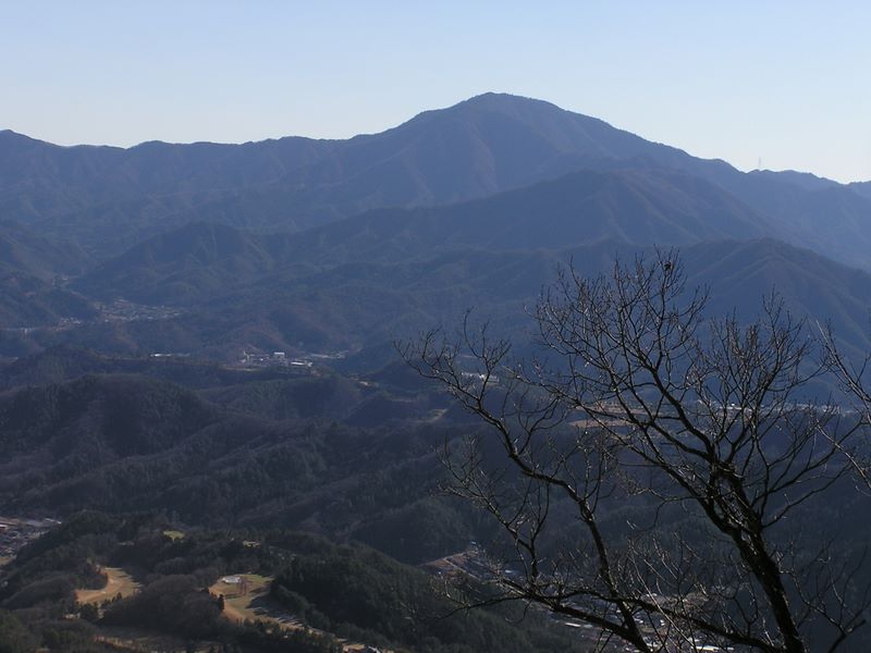 黒野田林道から望む御正体山