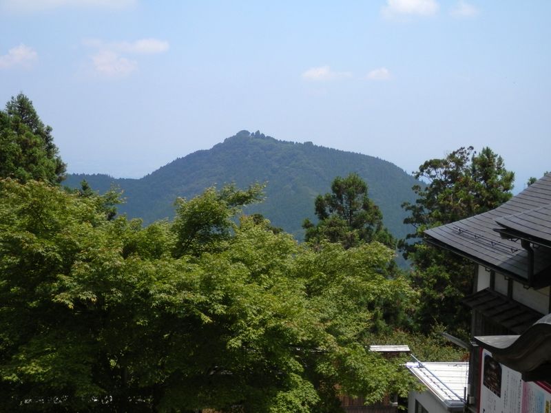 御岳神社より、日の出山を振り返る