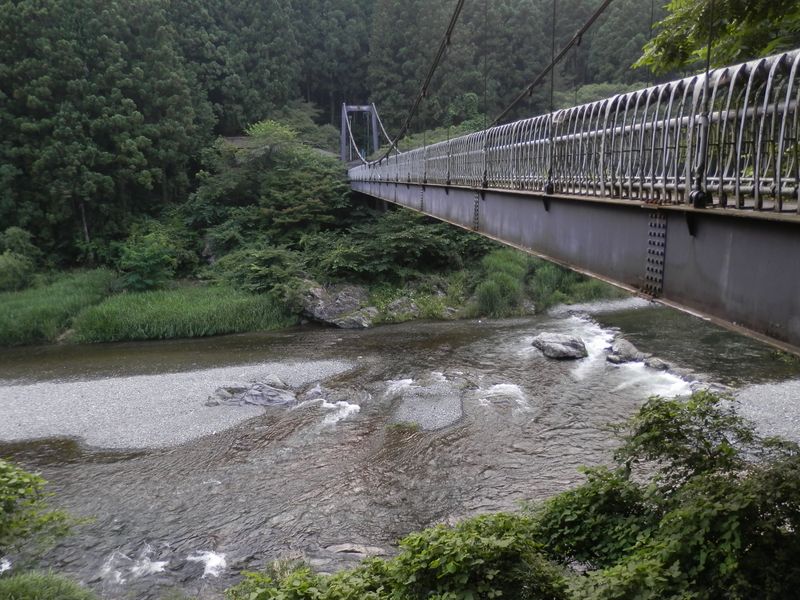 神路橋を渡って左岸の遊歩道に下りた