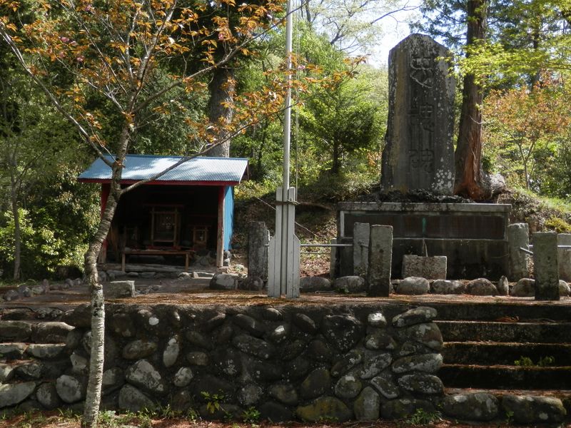 忠魂碑の裏手にも道が