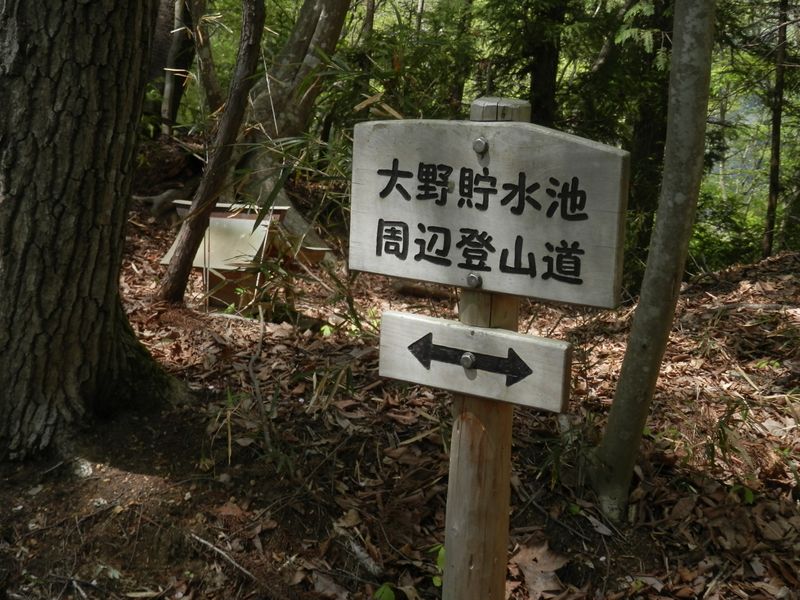 馬頭観音像の近くに小さな祠