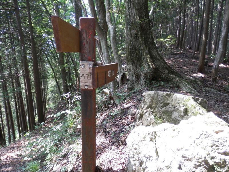 上坂方面への道を左に分ける