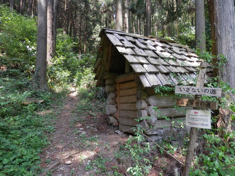 これより富士見台の道を登る