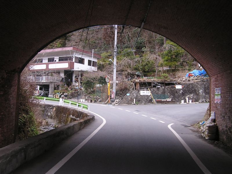裏高尾 -- 小さなトンネルを抜けると