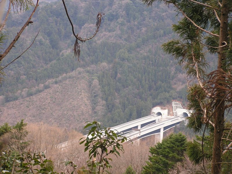 裏高尾 -- 高尾山腹の圏央道トンネル