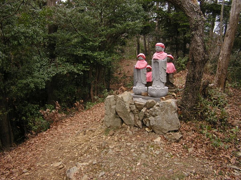 裏高尾 -- 前の二像は新しいお地蔵様