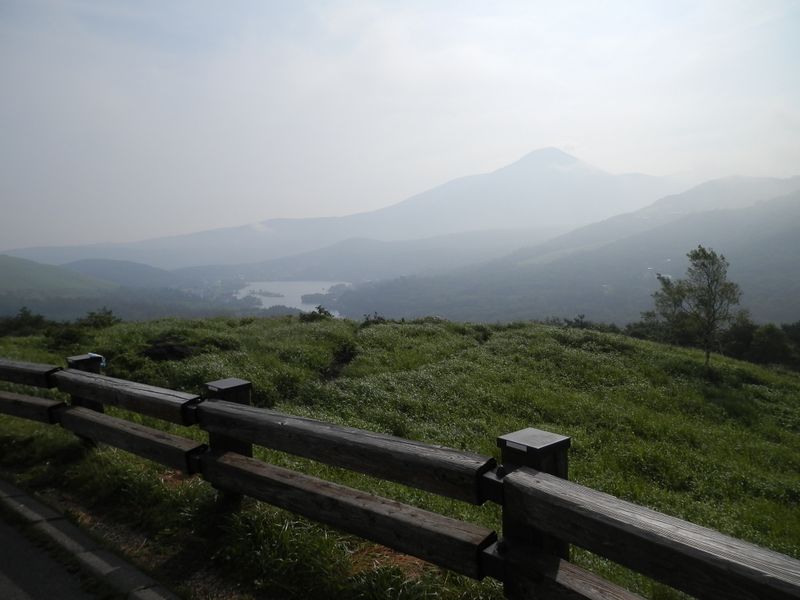 美ヶ原 -- 展望台より、蓼科山と白樺湖を望む