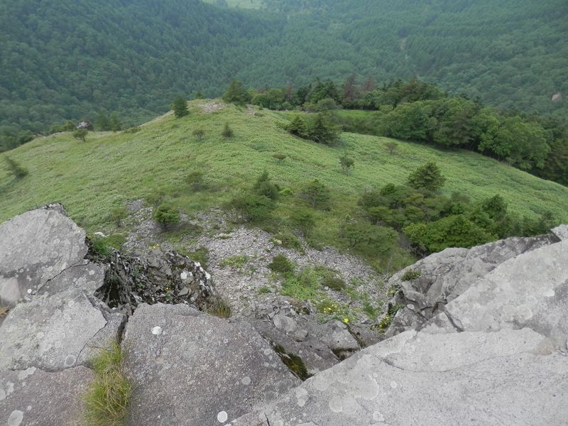 美ヶ原 -- 烏帽子岩から下を覗きこむ