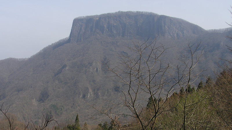要塞のような、荒船山の山容