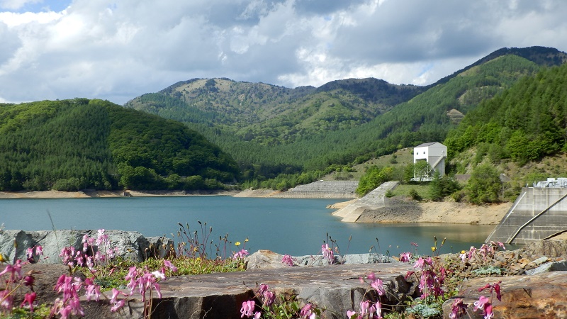上日川ダムより大菩薩嶺と大菩薩湖を望む