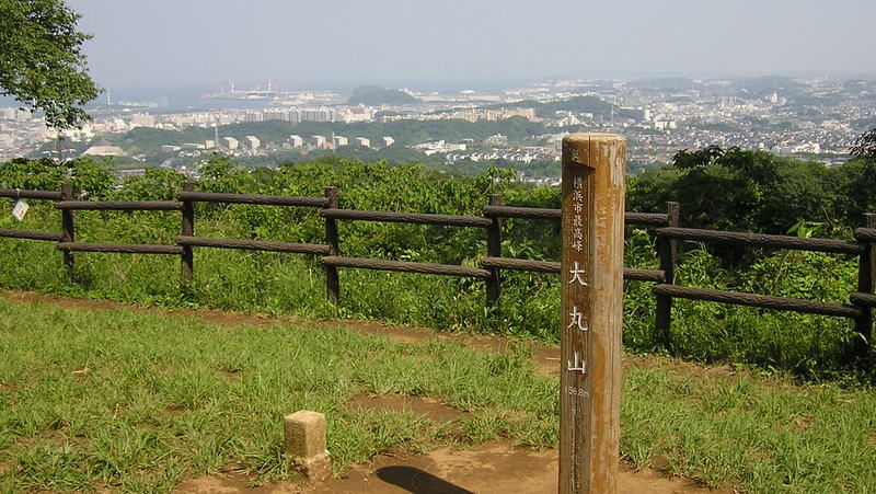 大丸山山頂から八景島をを望む