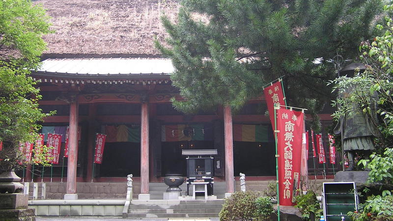 茅ぶき屋根の日向薬師本堂