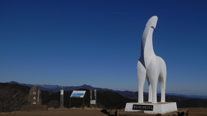 陣馬山頂で天を仰ぐ白馬像