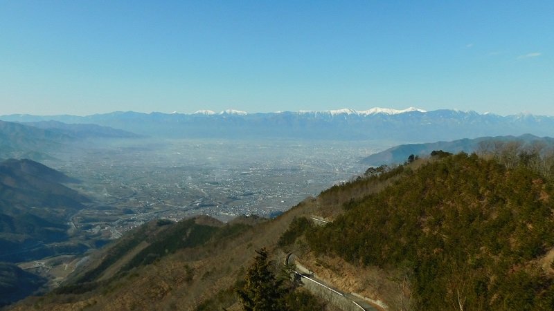 甲州高尾山東峰より南アルプスと甲府盆地を望む