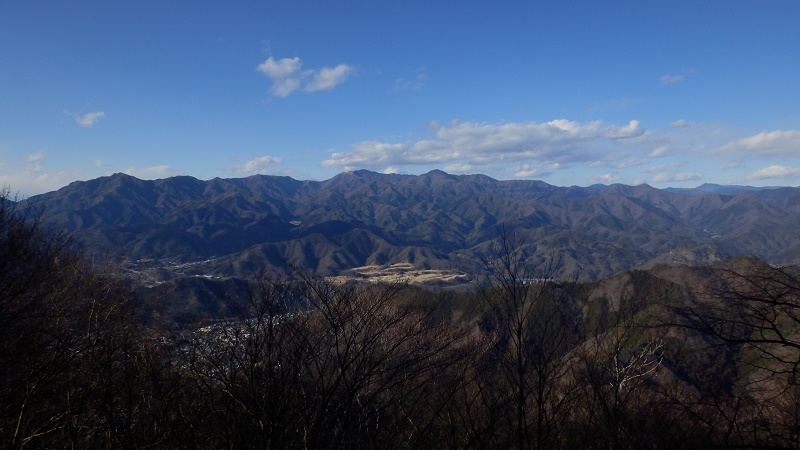 九鬼山より望む、滝子山、小金沢連嶺、楢ノ木尾根、牛ノ寝通りなど