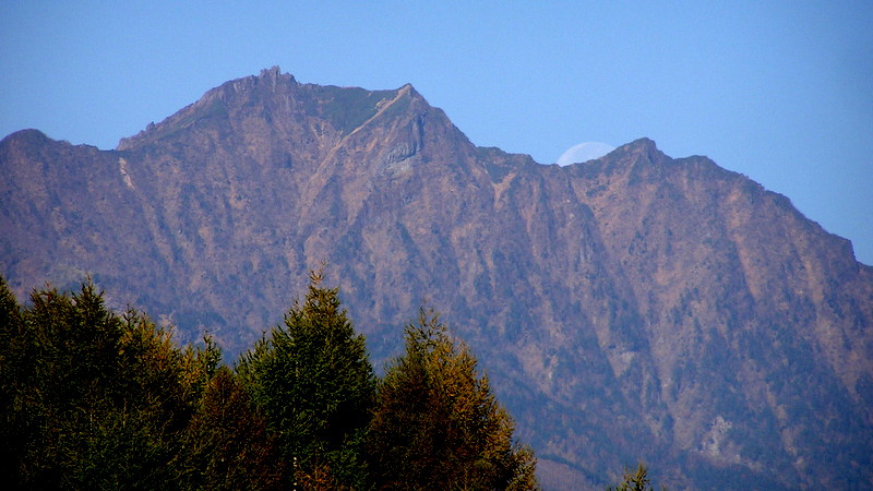 八ヶ岳に沈む月