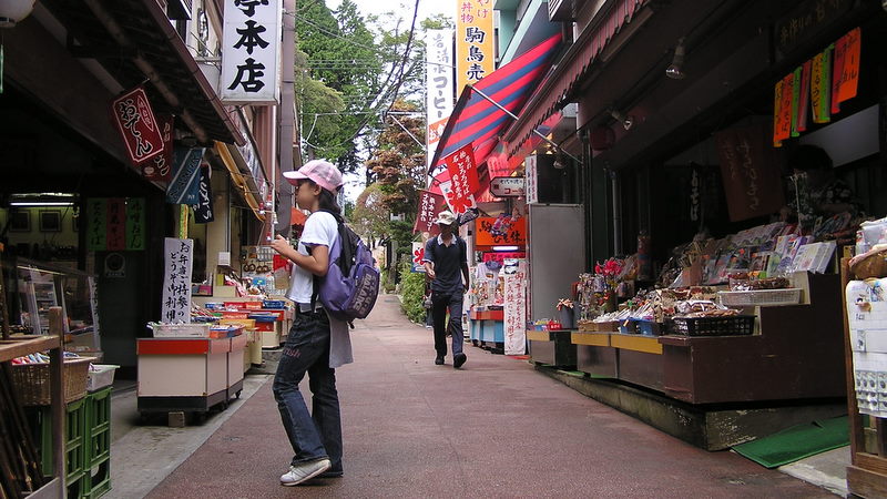 御岳神社参道の土産物店