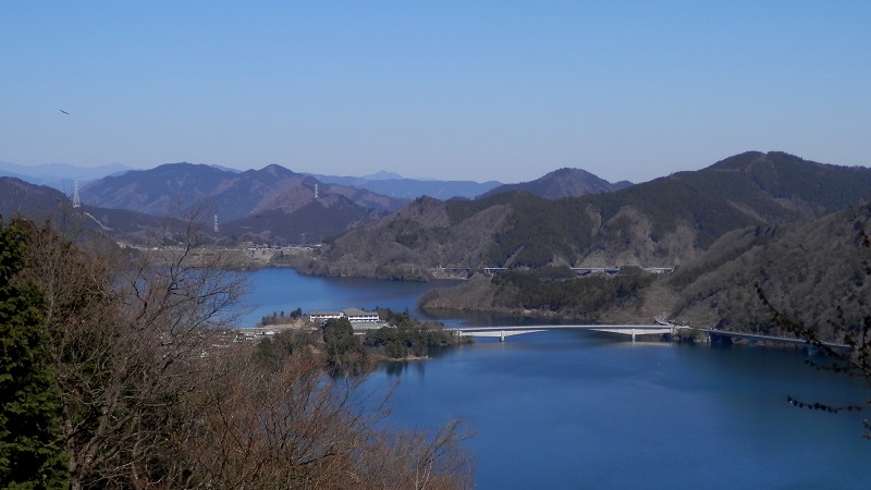 宮ヶ瀬尾根から望む宮ヶ瀬湖