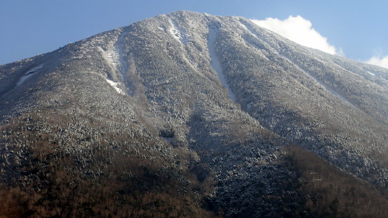 雪化粧の始まった男体山