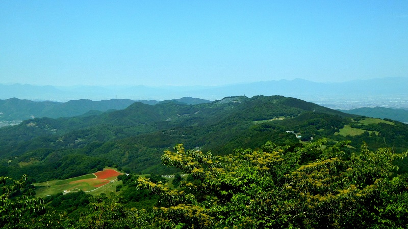 大霧山頂より望む、外秩父の山なみ