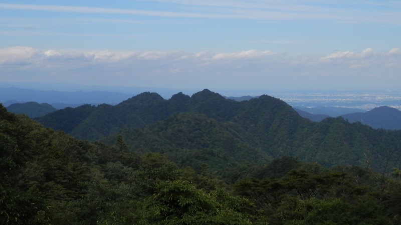 大山東面の尾根より、大山三峰山を望む