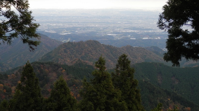 弁天御髪尾根、梅ノ木尾根、鍵掛尾根を望む