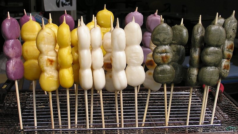 大山参道の茶店の焼き団子がおいしそう